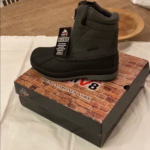 Brand new men’s waterproof snow boots size 8